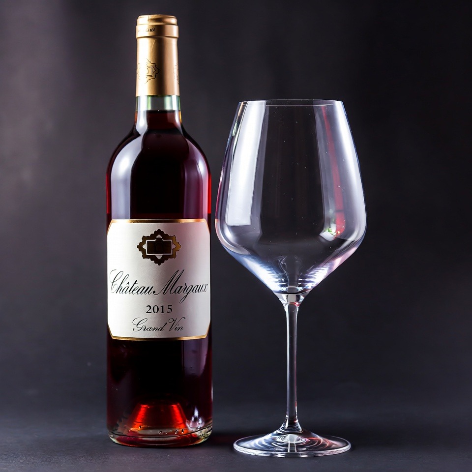 Một buổi tối, một chai rượu vang và những chiếc ly đẹp