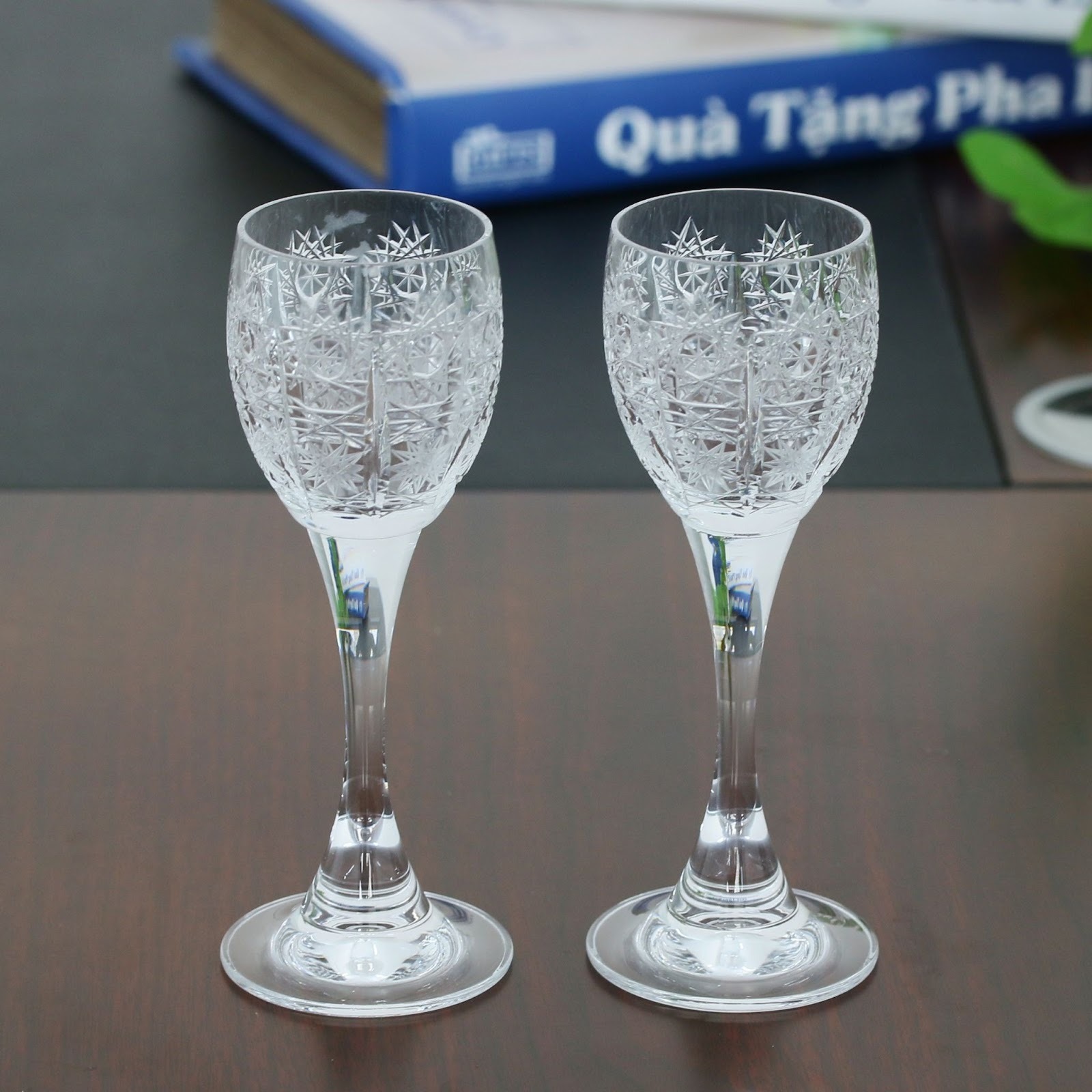 Vì sao nhà hàng, khách sạn luôn dùng ly rượu vang form chuẩn?