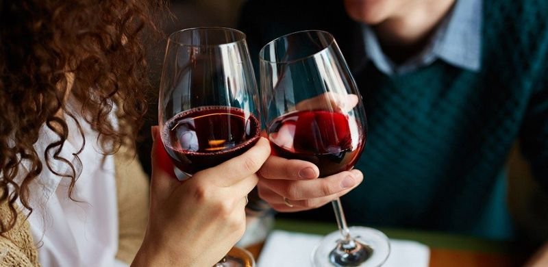 cach-cam-ly-ruou-vang-chuan-giu-nhiet-do-ruou