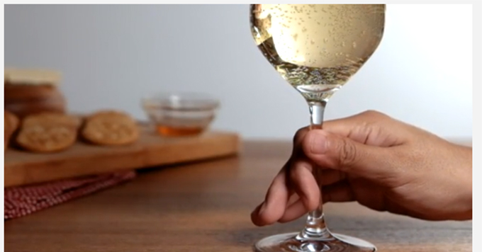 cach-cam-ly-ruou-vang-chuan-giu-nhiet-do-ruou