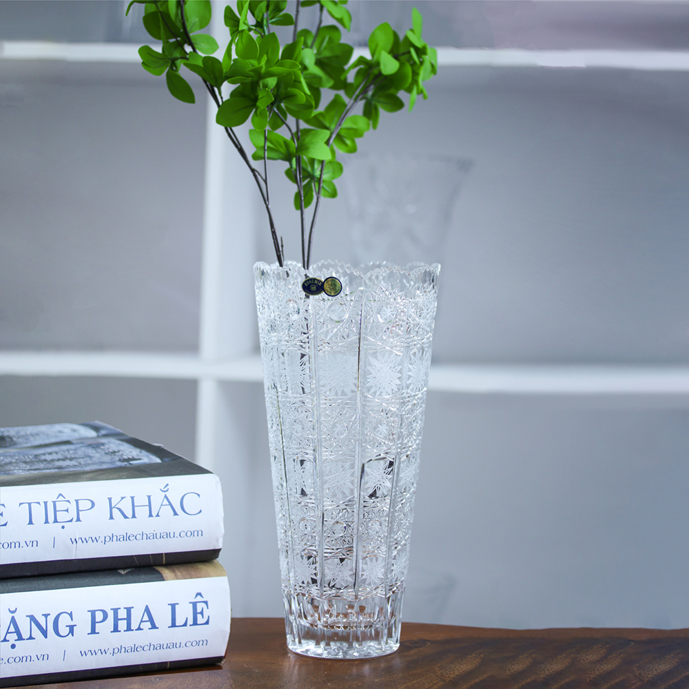 Tổng thể bình hoa pha lê mài PK trong không gian nội thất tân cổ điển