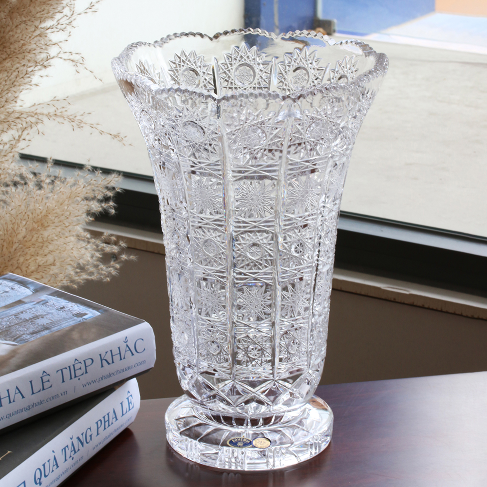 Cận cảnh những nhát cắt mài sâu đa diện trên thân bình